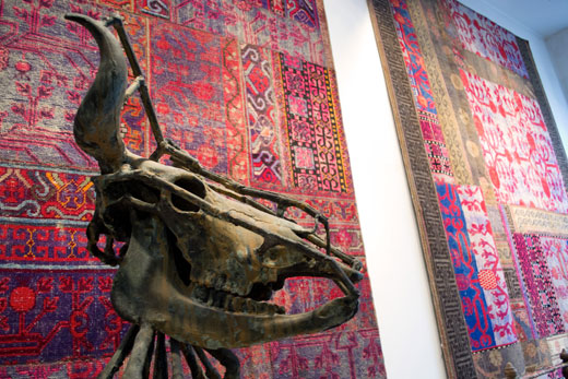 Khotan patchwork Teppiche + Bronzeskulptur von Daniel Spoerri