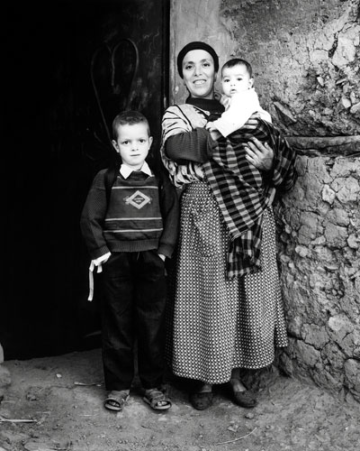 Morocco High Atlas Agoundis Tagharghist Berber woman with children© Bart Deseyn