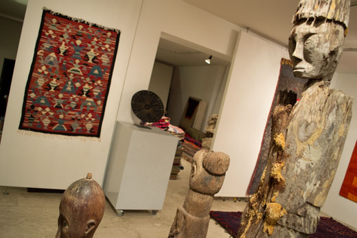 tunesischer Gafsa Kelim +antike Skulpturen aus Borneo, Sumatra +
Timor